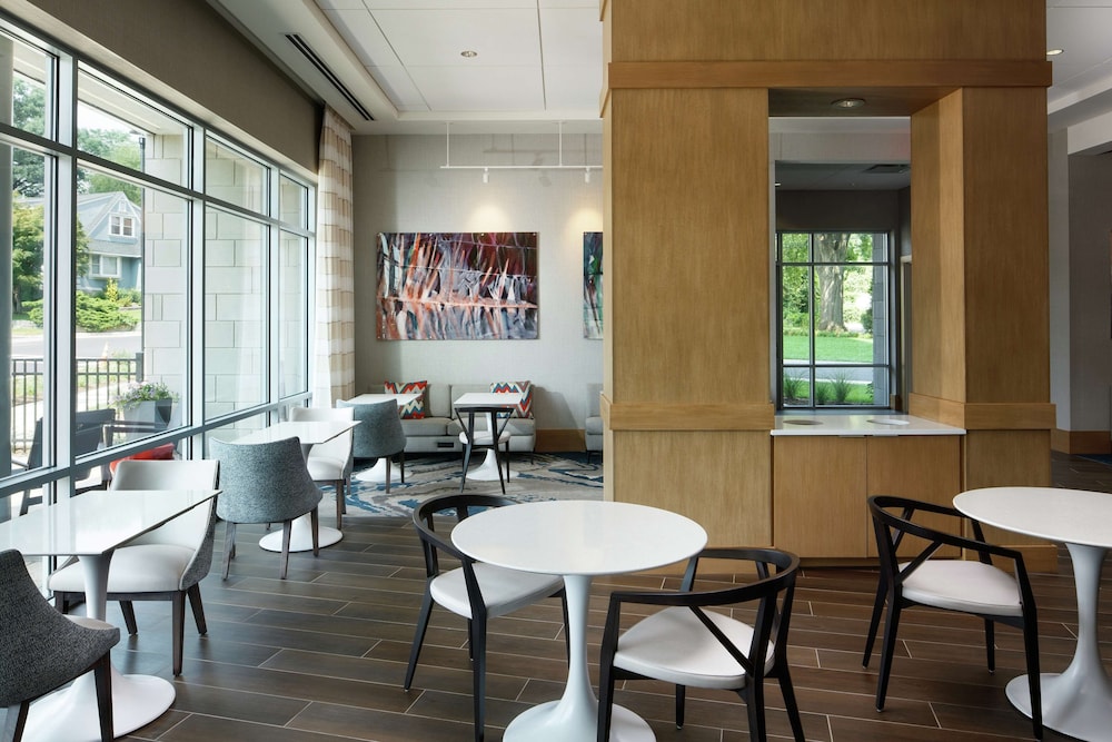Hampton Inn and Suites Teaneck Glenpointe, NJ 33/41