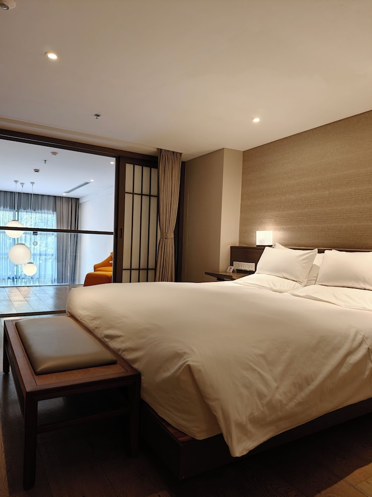 جناح ديلوكس بسرير مزدوج وسرير فردي، Novotel Suites Shanghai Hongqiao 2/5