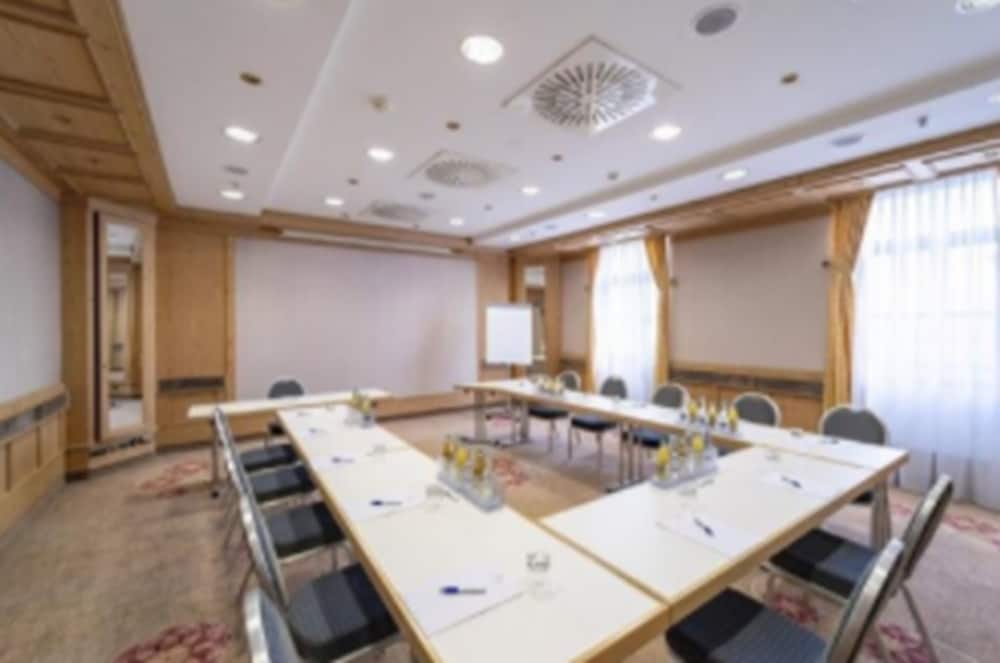 Atomis Hotel Munich Airport by Mercure 40/50