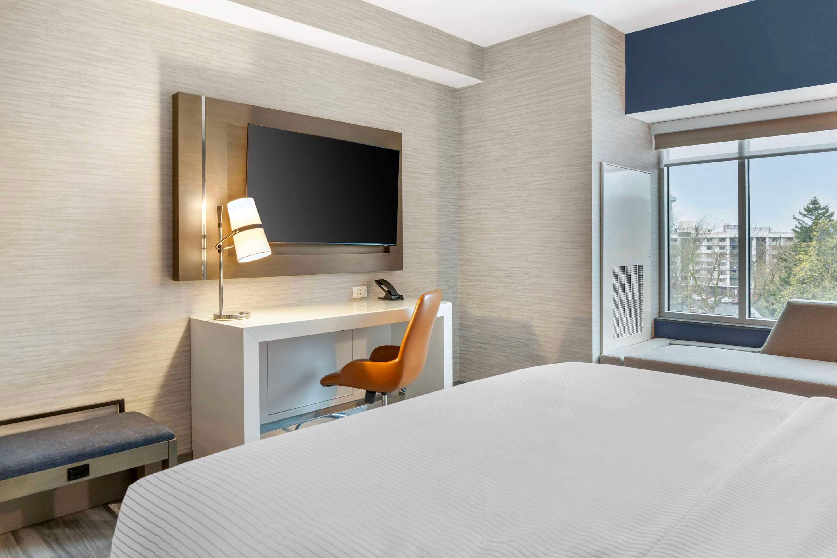 غرفة بسرير كينج، Cambria Hotel Niagara Falls 2/3