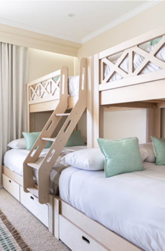 Pacific Views Resort 23/73