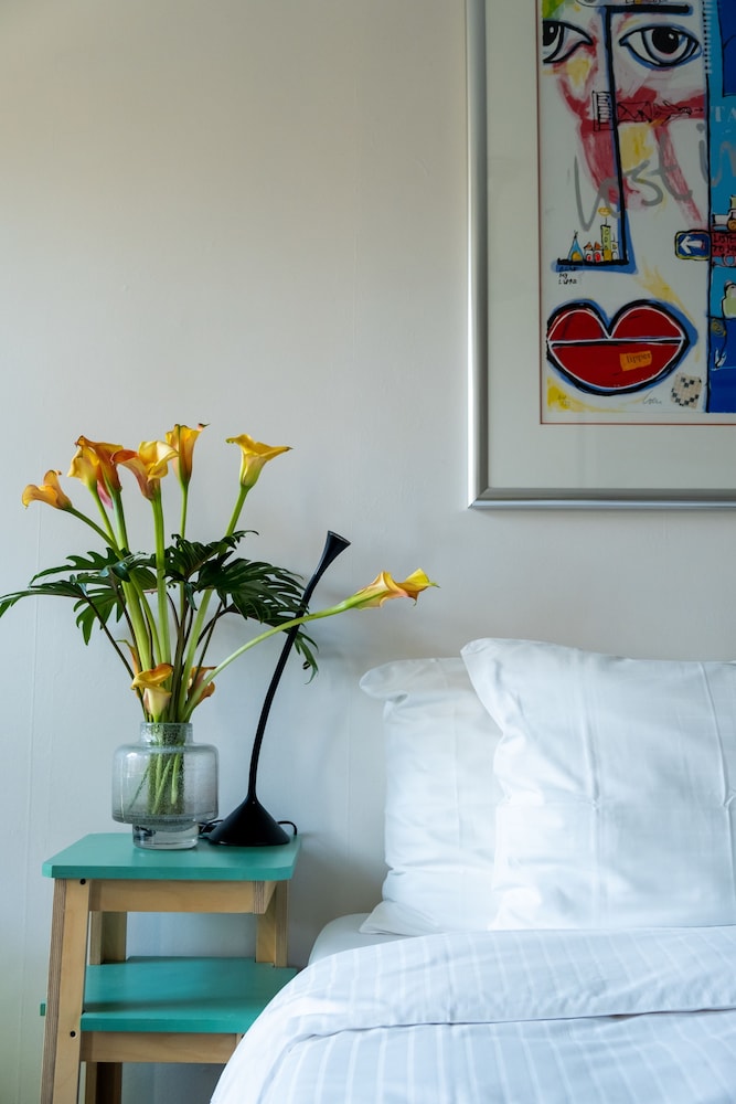 Rosalias Menagerie InnUpstairs 25/57