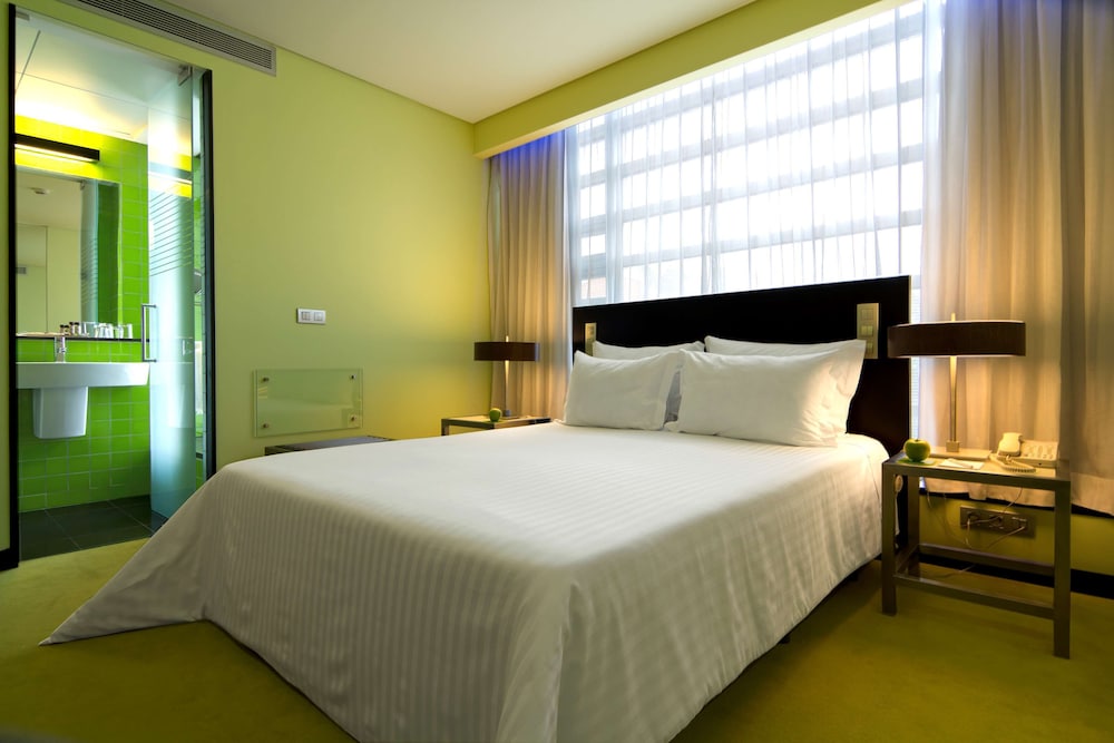 ROOM, DOUBLE OR TWIN BED