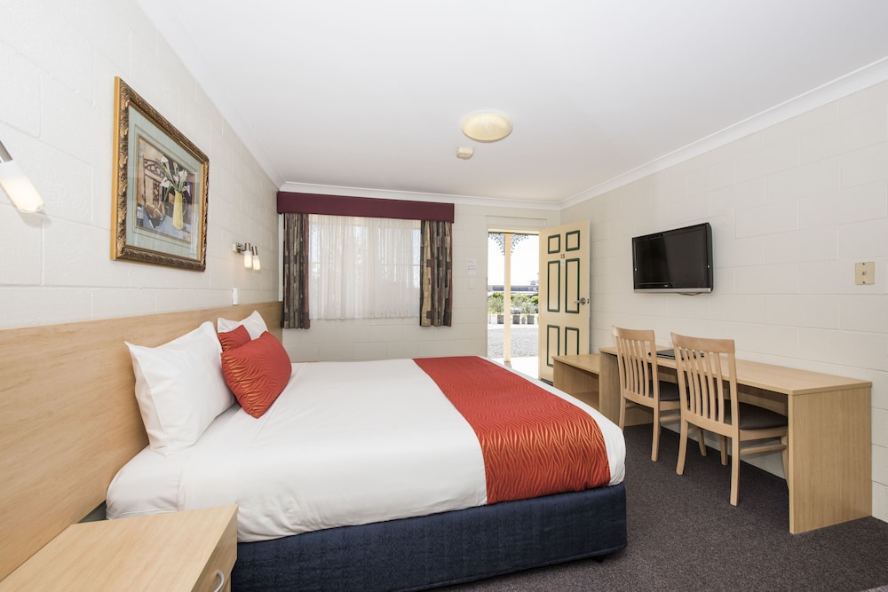 Room, 1 Queen and 1 Single Bed