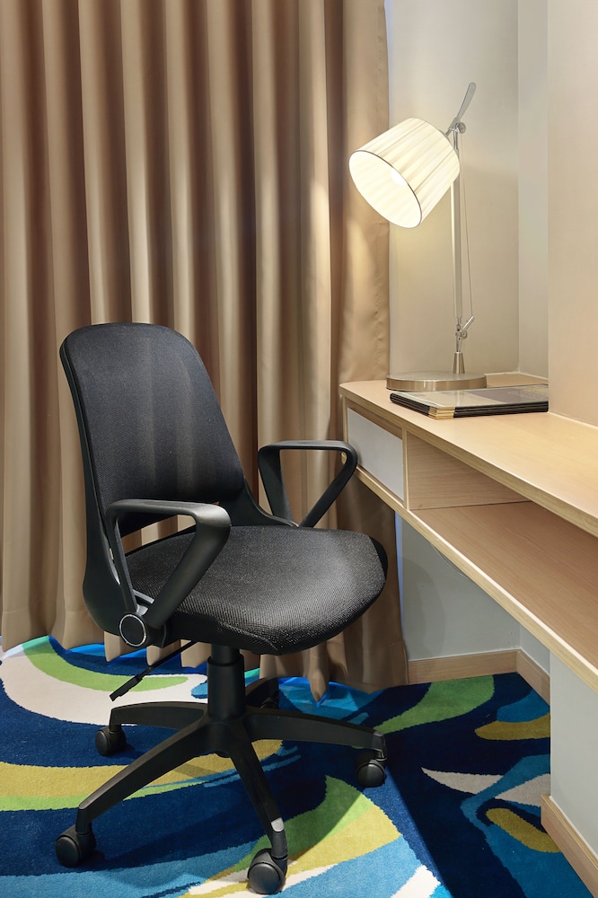 Holiday Inn Express Jakarta Wahid Hasyim 50/54