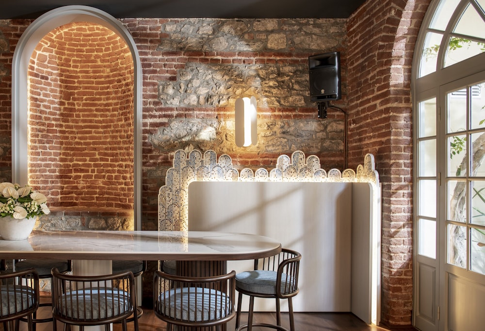 Ecole St. Pierre Hotel 35/50