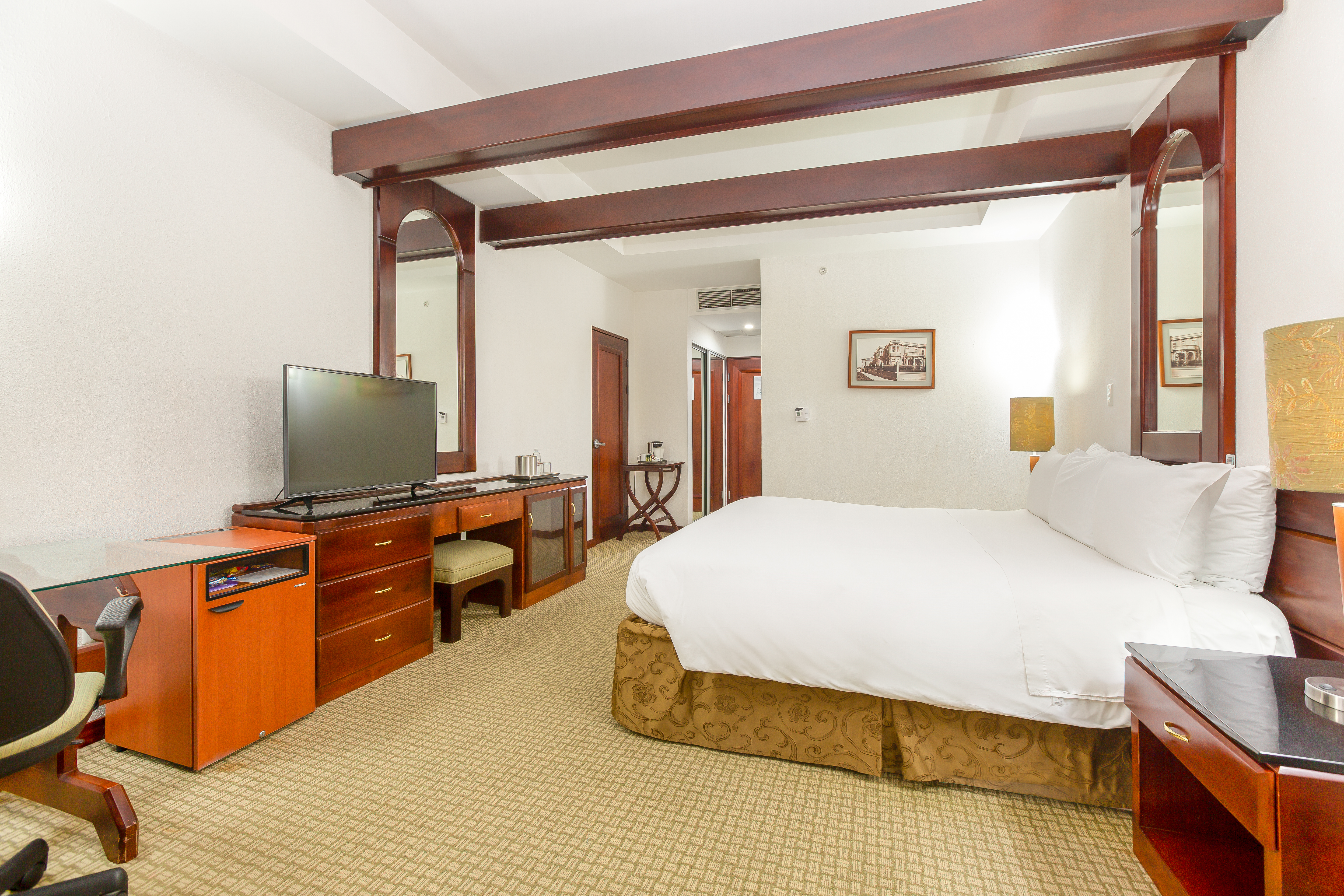 ROOM, KING BED