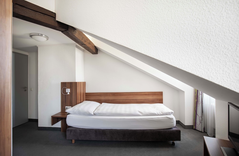 ROOM, SINGLE, ATTIC