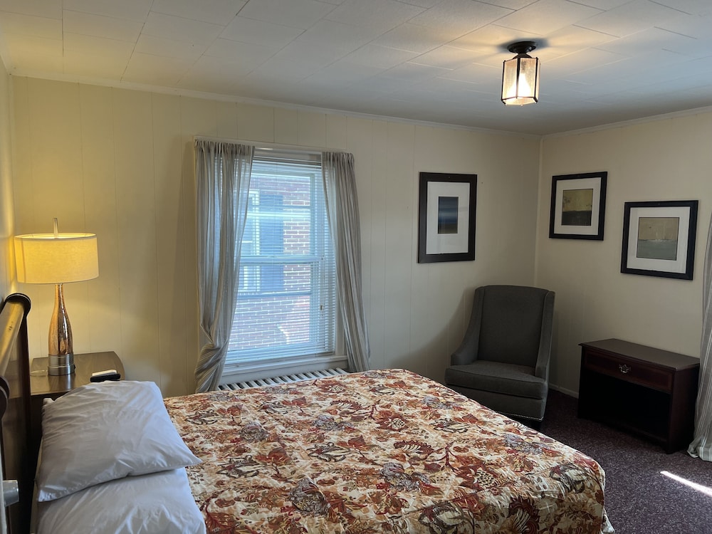 Suite, 1 Double and 2 Queen Beds