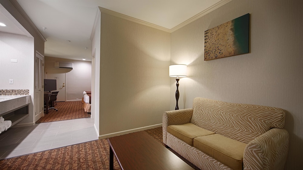 Best Western Plus All Suites Inn 33/47
