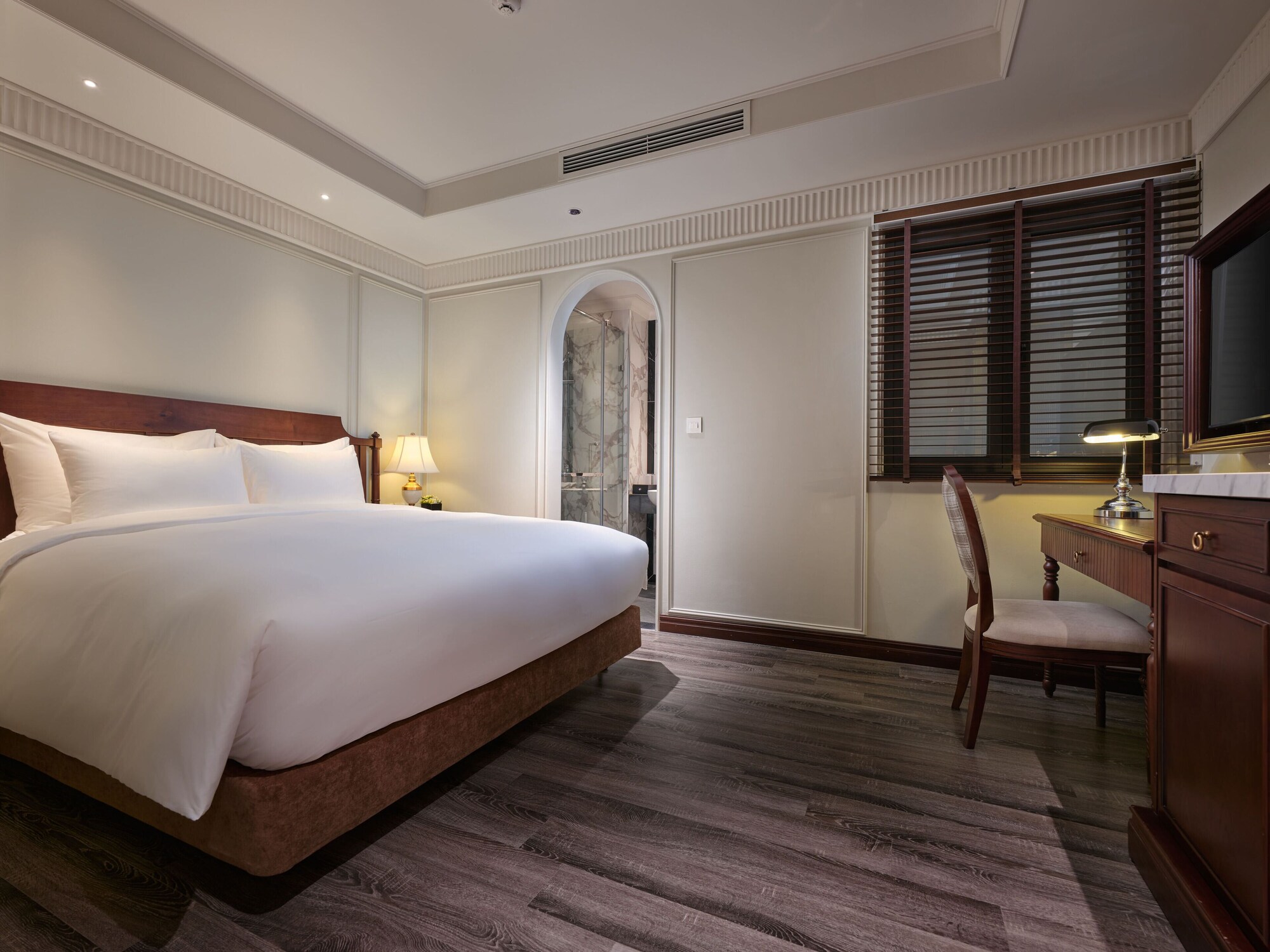 COLONIAL, DELUXE, DOUBLE BED