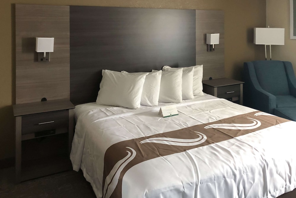 Quality Inn and Suites Roanoke Fort Worth North TX 25/46