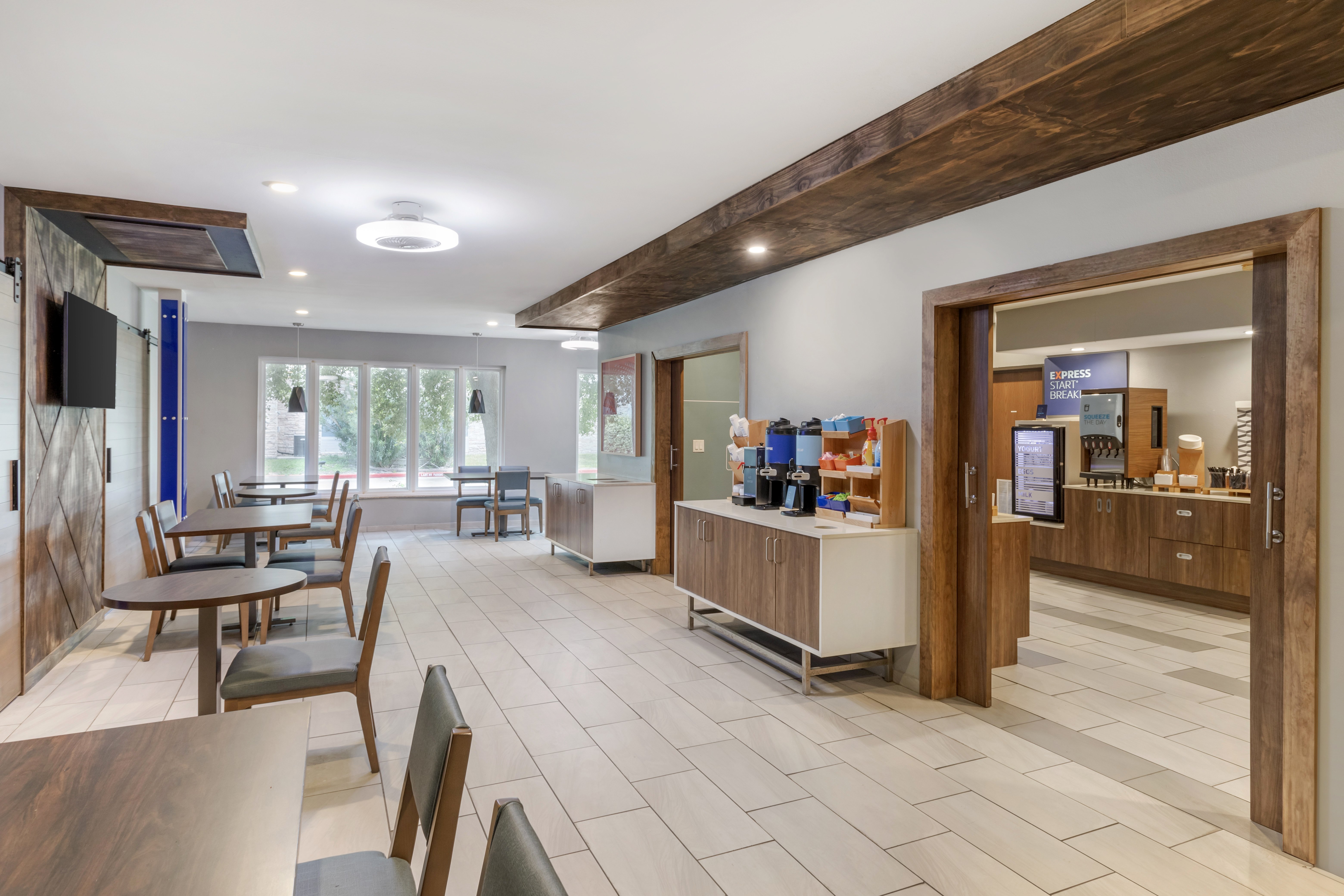 Holiday Inn Express Hotel Suites Alice 47/62