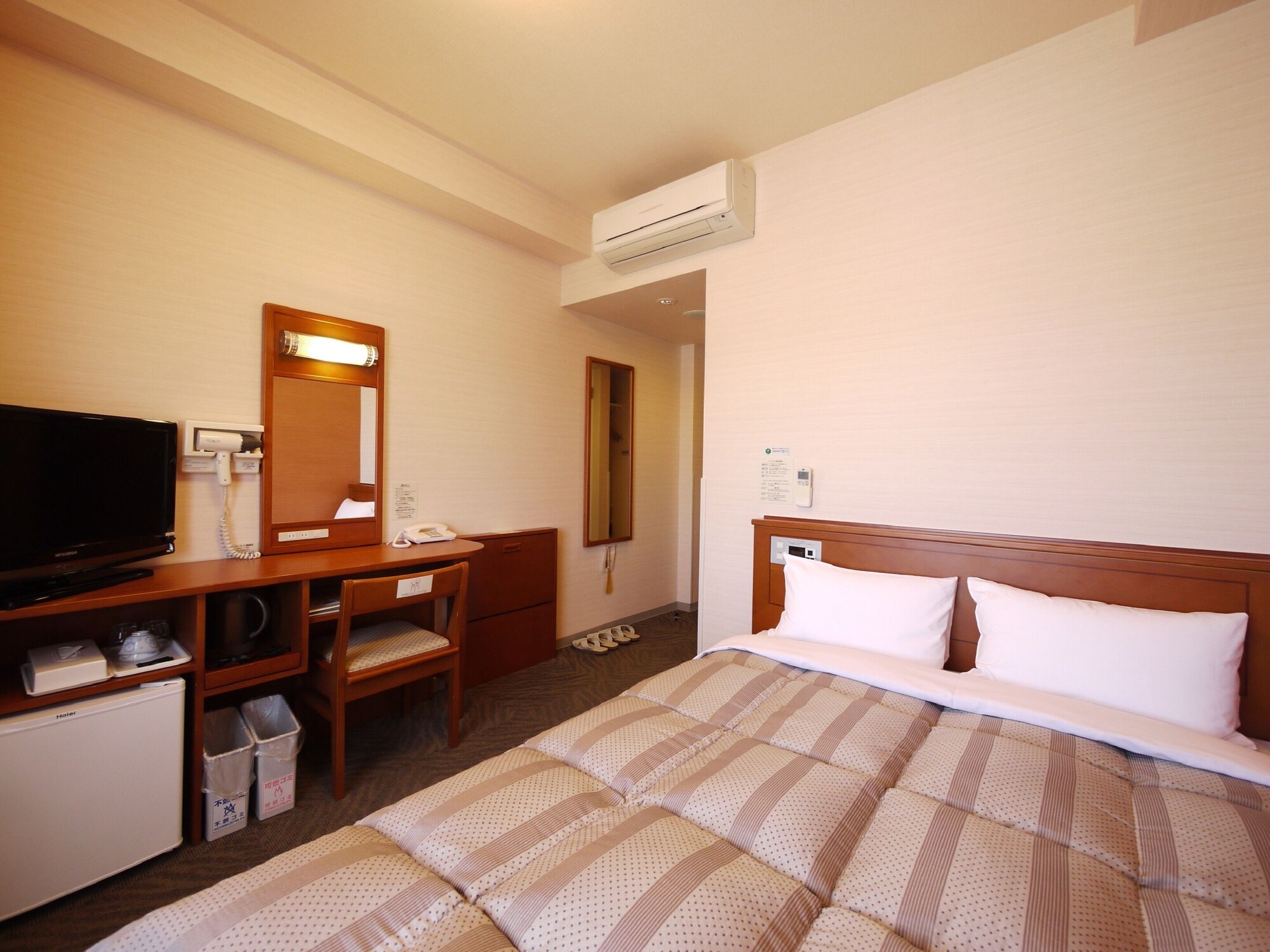 ROOM, SEMI DOUBLE BED