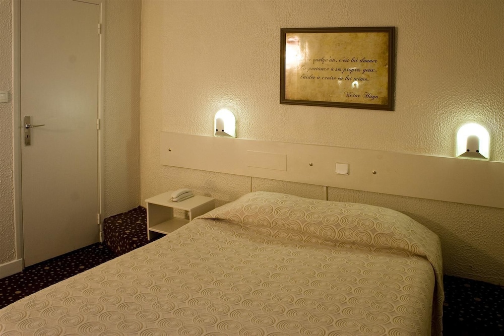 Ours Blanc Place Victor Hugo 26/67