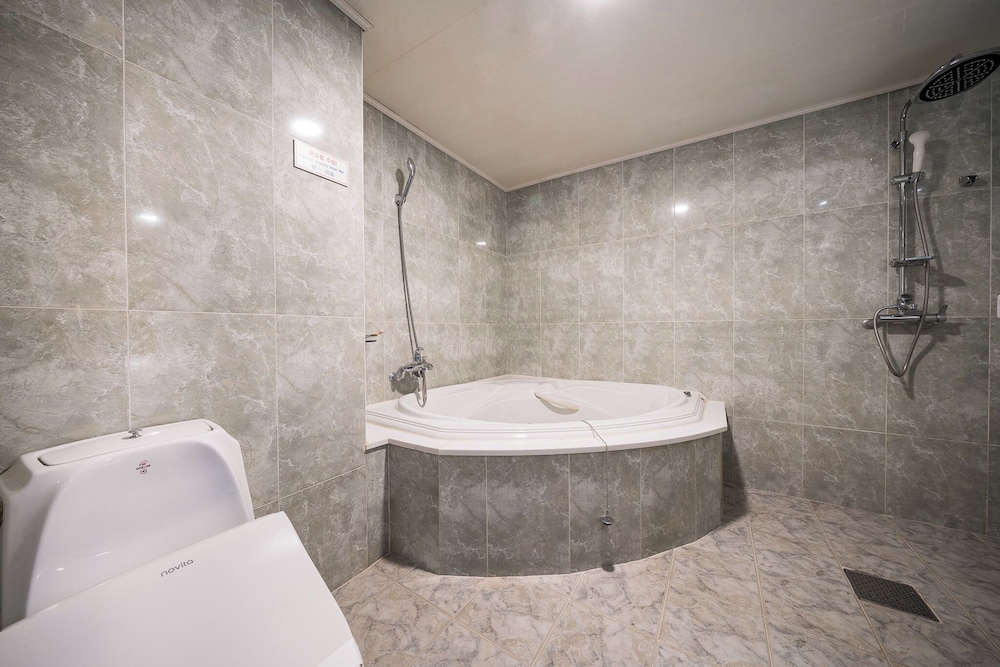 Suwon Symphony Tourist Hotel 51/52