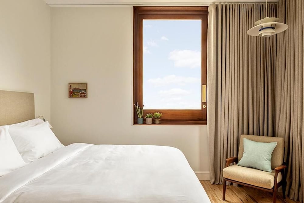 Fort Road Hotel 18/40