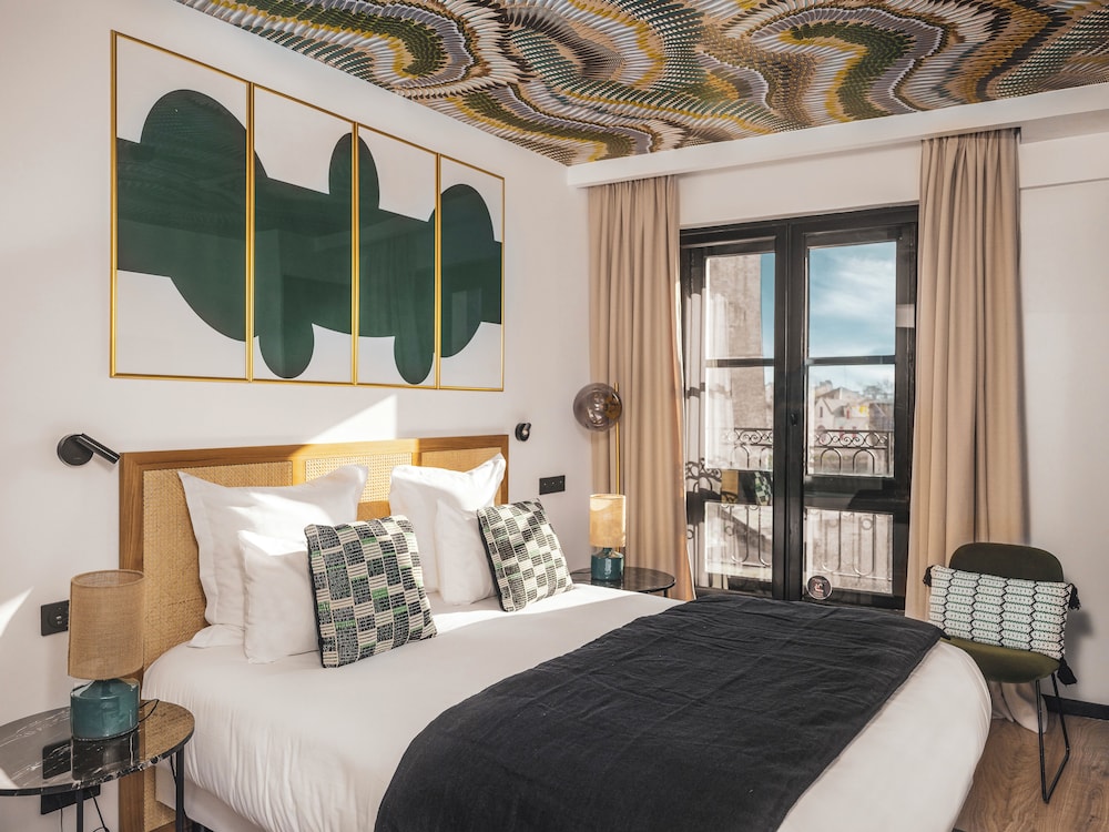 DELUXE, CITY VIEW
