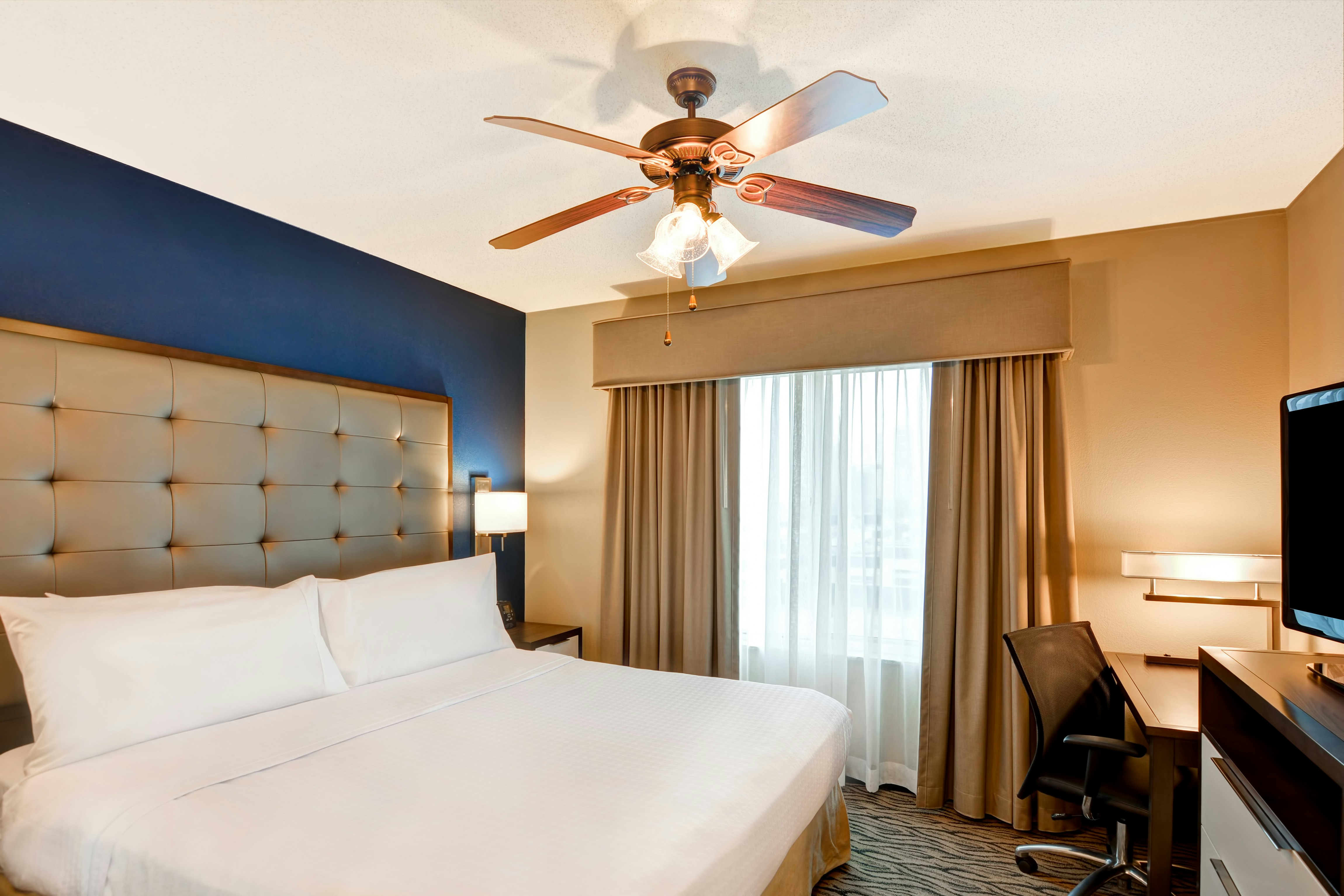 1 BEDROOM, SUITE, KING BED