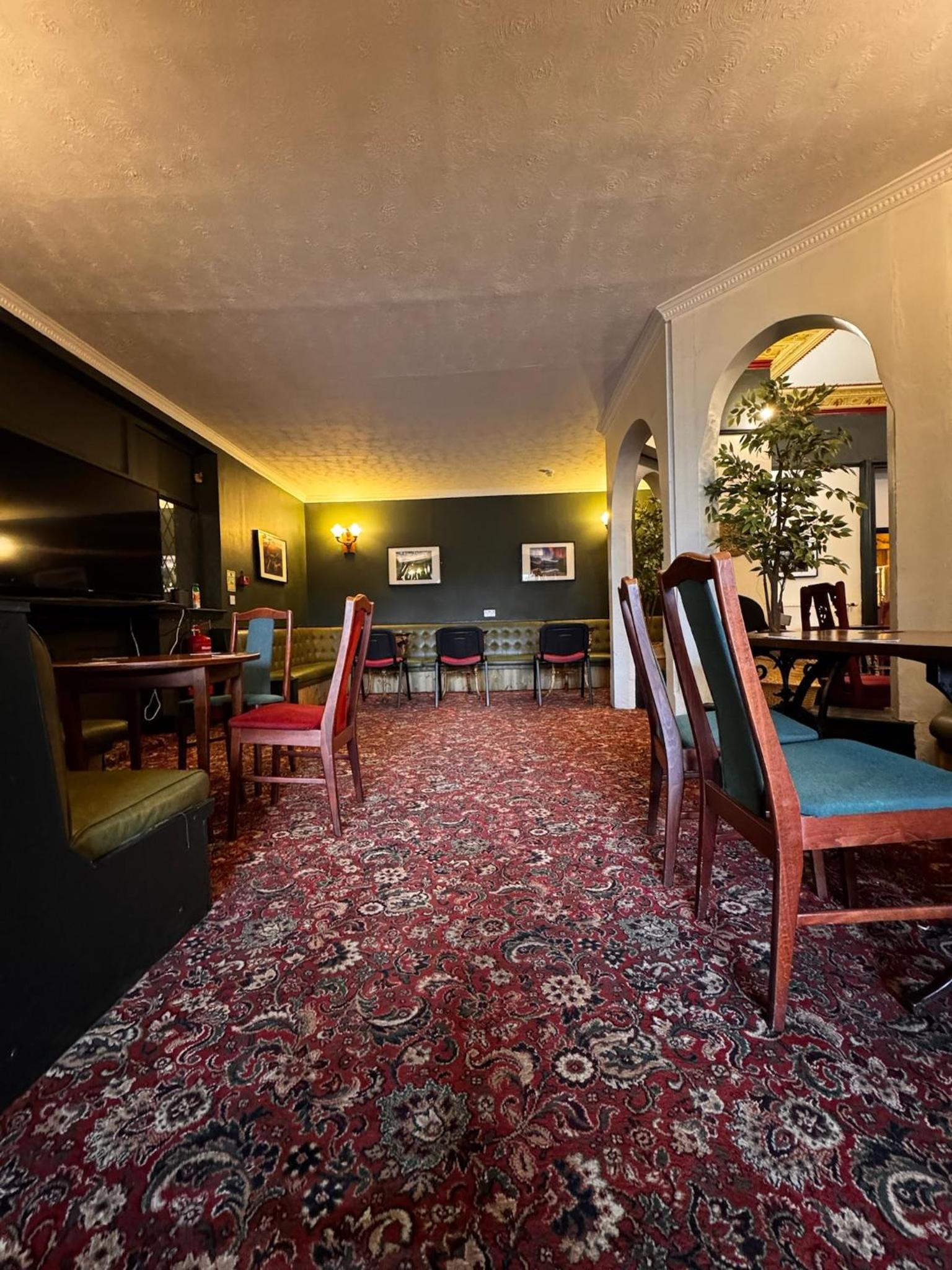 Pinegrove Hotel 25/28