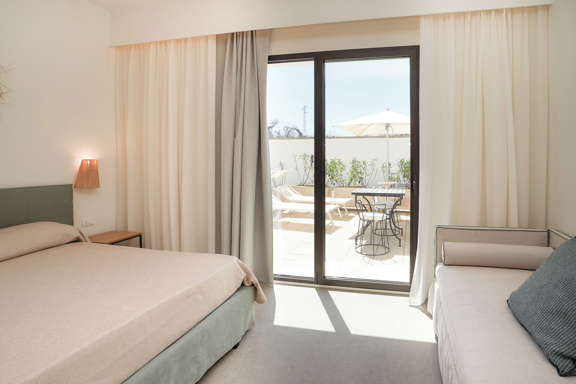 غرفة جونيور بسرير كوين مع أريكة، Corte Dei Melograni Hotel Resort 4/8