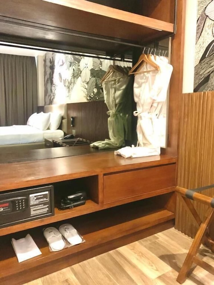 The Henry Hotel Roost Bacolod 93/93