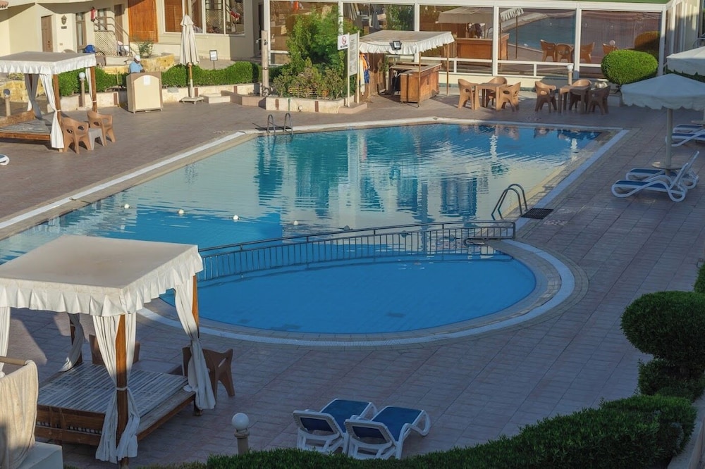 Cataract Lyalina Beach 40/44