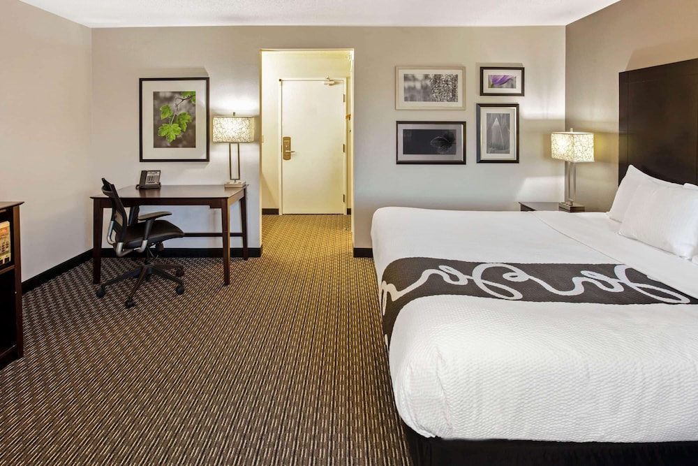 La Quinta Inn Suites By Wyndham Milwaukee Delafield 16/50