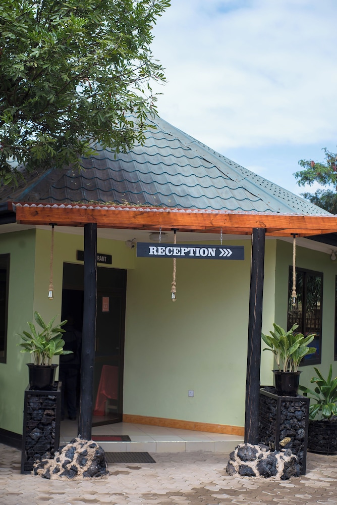 Arusha Giraffe Lodge 1/50