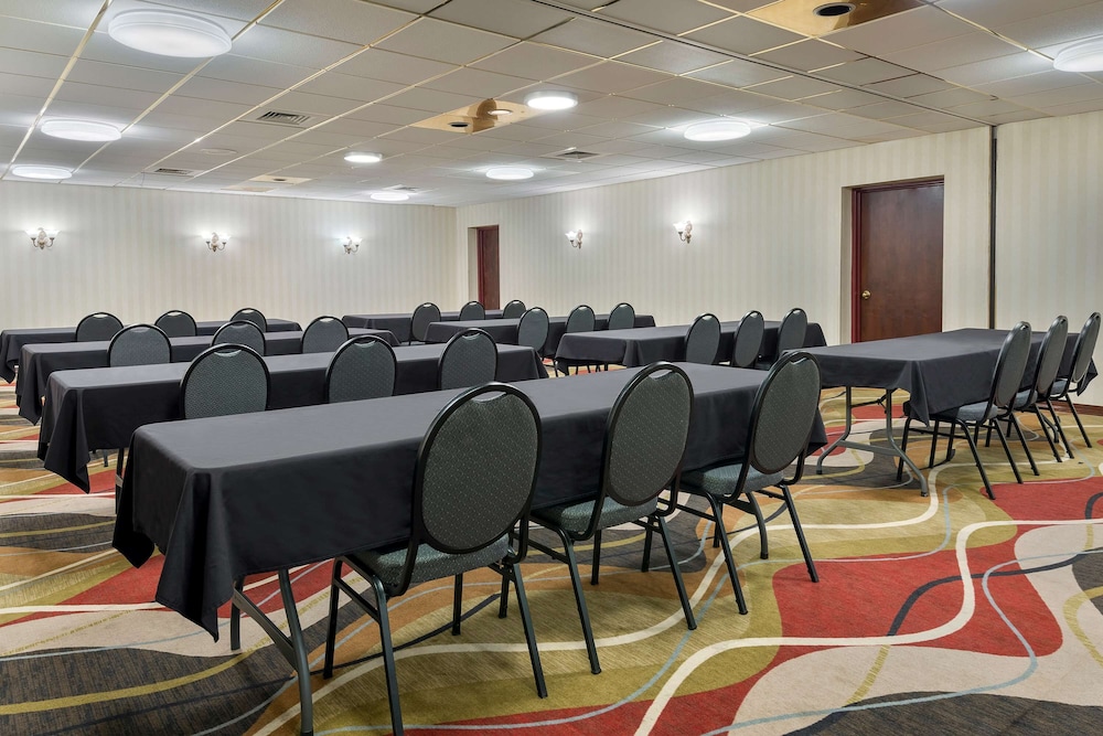 Travelodge by Wyndham Indianapolis Speedway 36/50