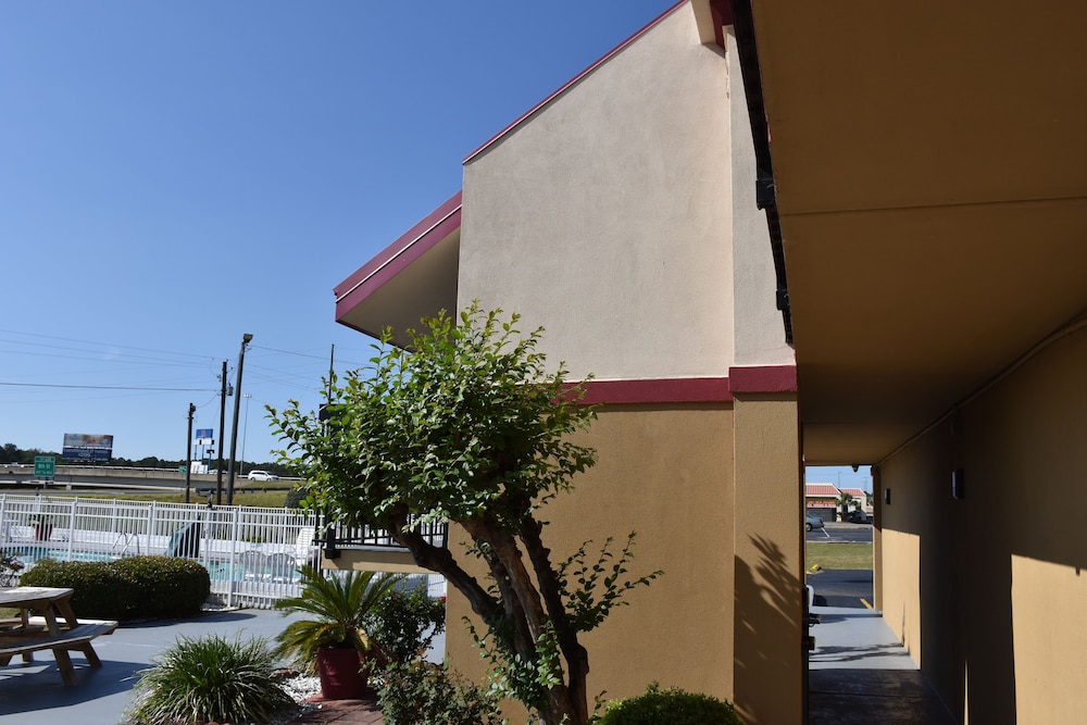 Super 8 by Wyndham Tifton 6/54