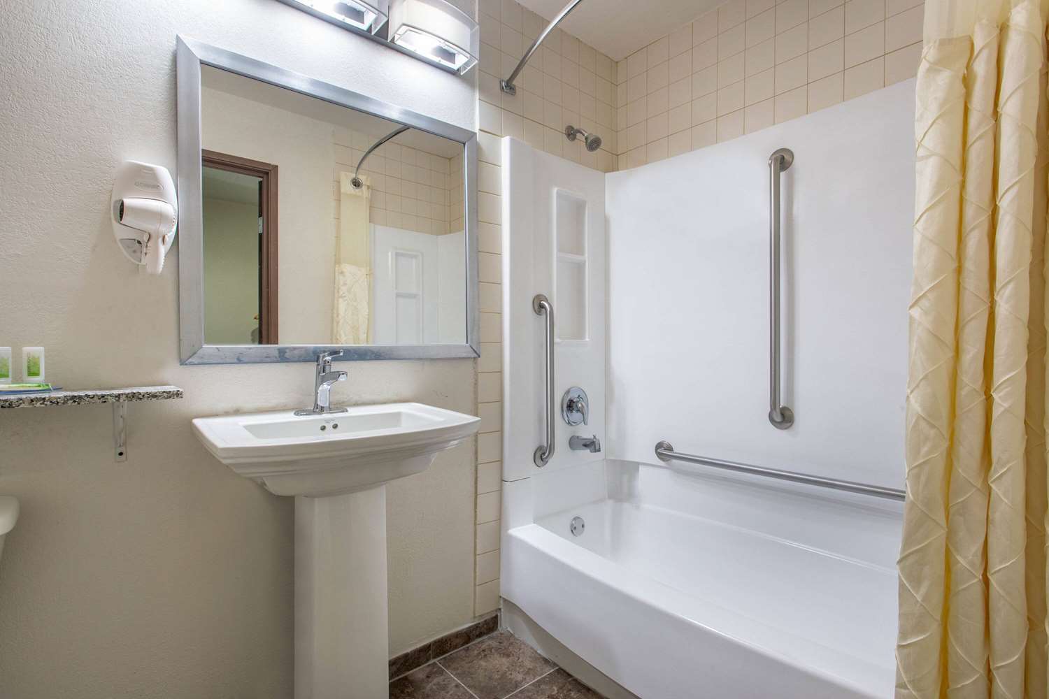AmericInn by Wyndham Delafield 17/18