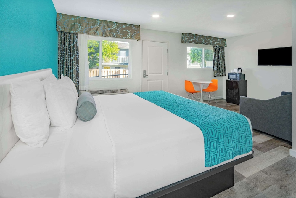 Studio, Suite, King Bed, Sofa, Accessible