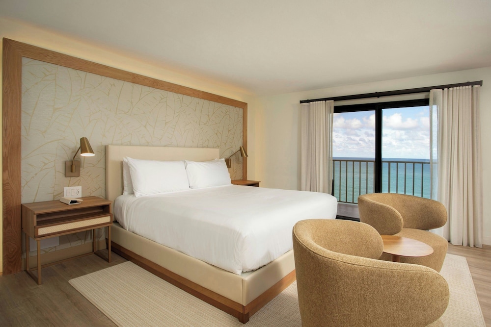 غرفة بسرير كينج بإطلالة جزئية على البحر مع أريكة لذوي الإعاقة، Courtyard Isla Verde Beach Resort 2/3