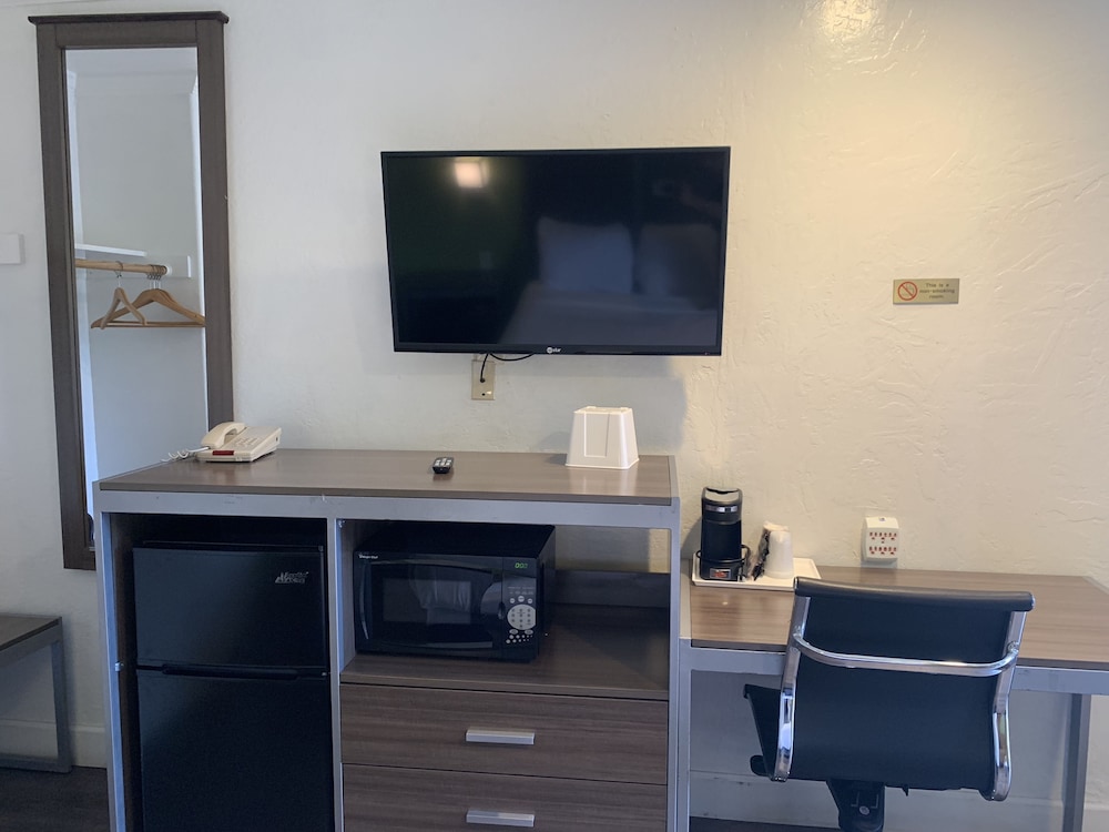 Gilroy Inn 23/33