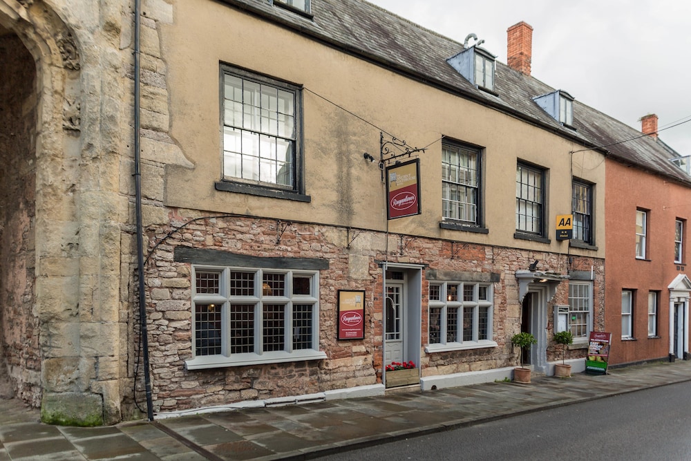 Ancient Gatehouse Hotel 3/50