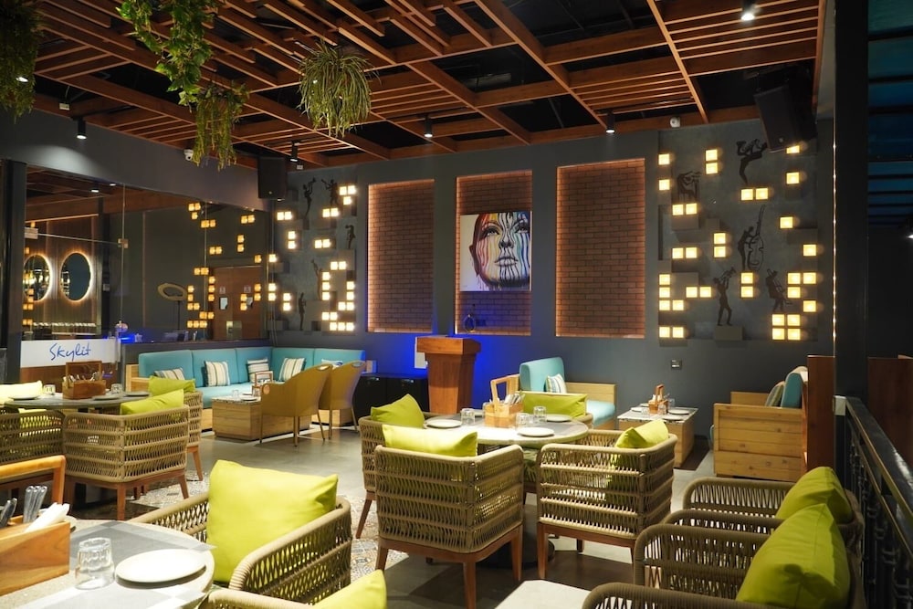 Mastiff Hotel, Dhanbad 28/32