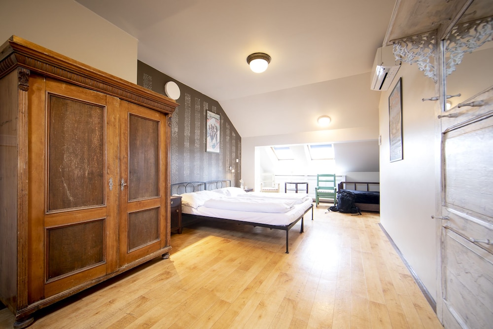 Sir Toby Apos S Hostel 28/70
