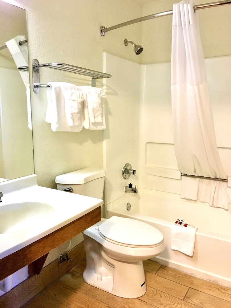 Days Inn Suites By Wyndham Traverse City 49/50