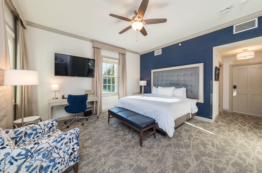Courtyard, King Bed
