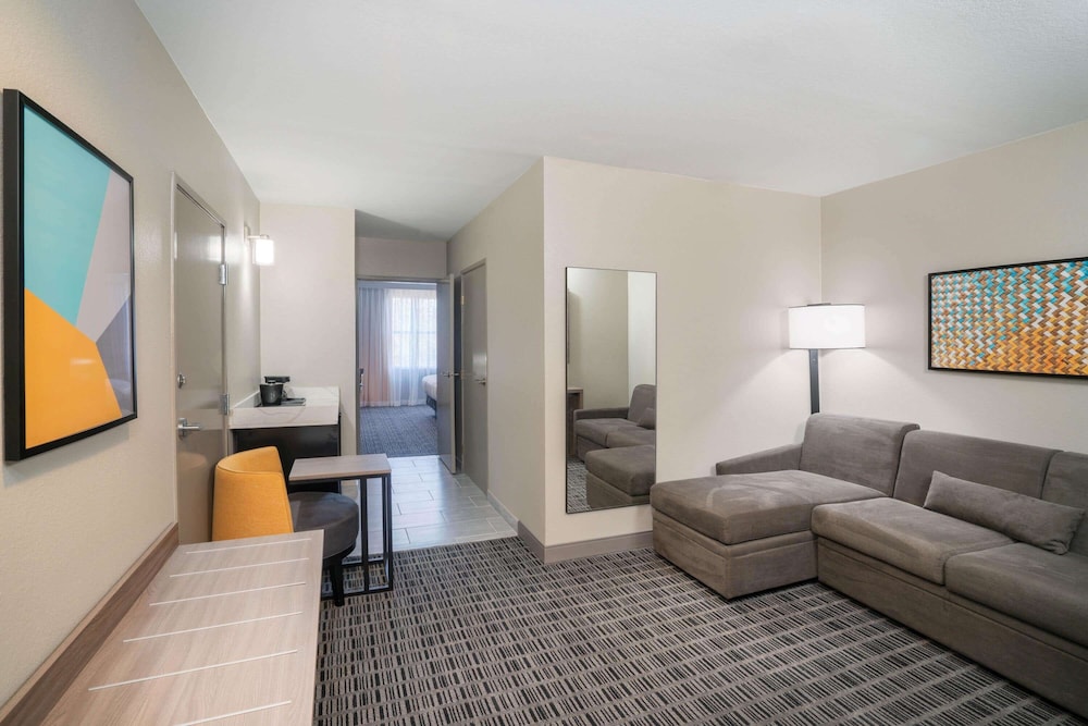 La Quinta Inn and Suites by Wyndham Montgomery 30/50
