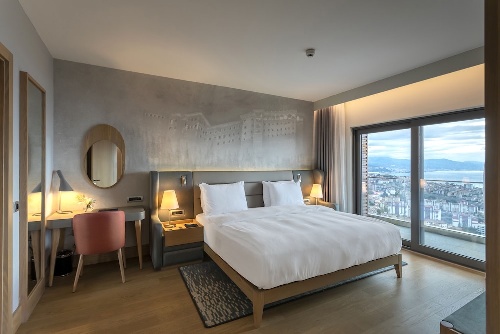 1 Bedroom, Suite, King Bed, Panoramic View, Balcony