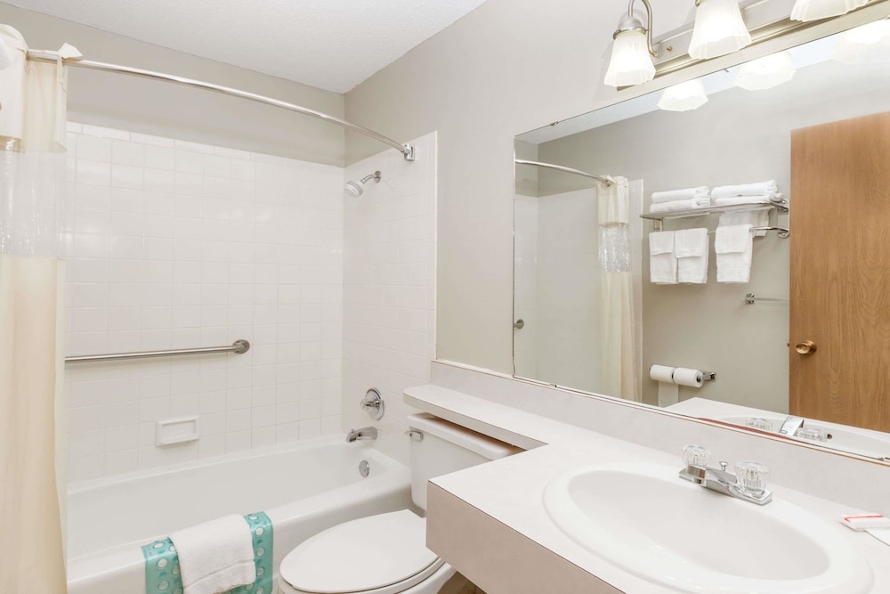 Days Inn & Suites By Wyndham Des Moines Airport 14/40