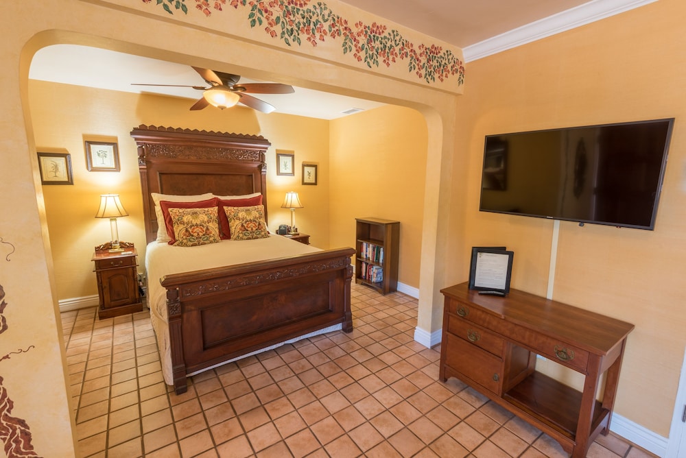Harbor House Inn 8/50