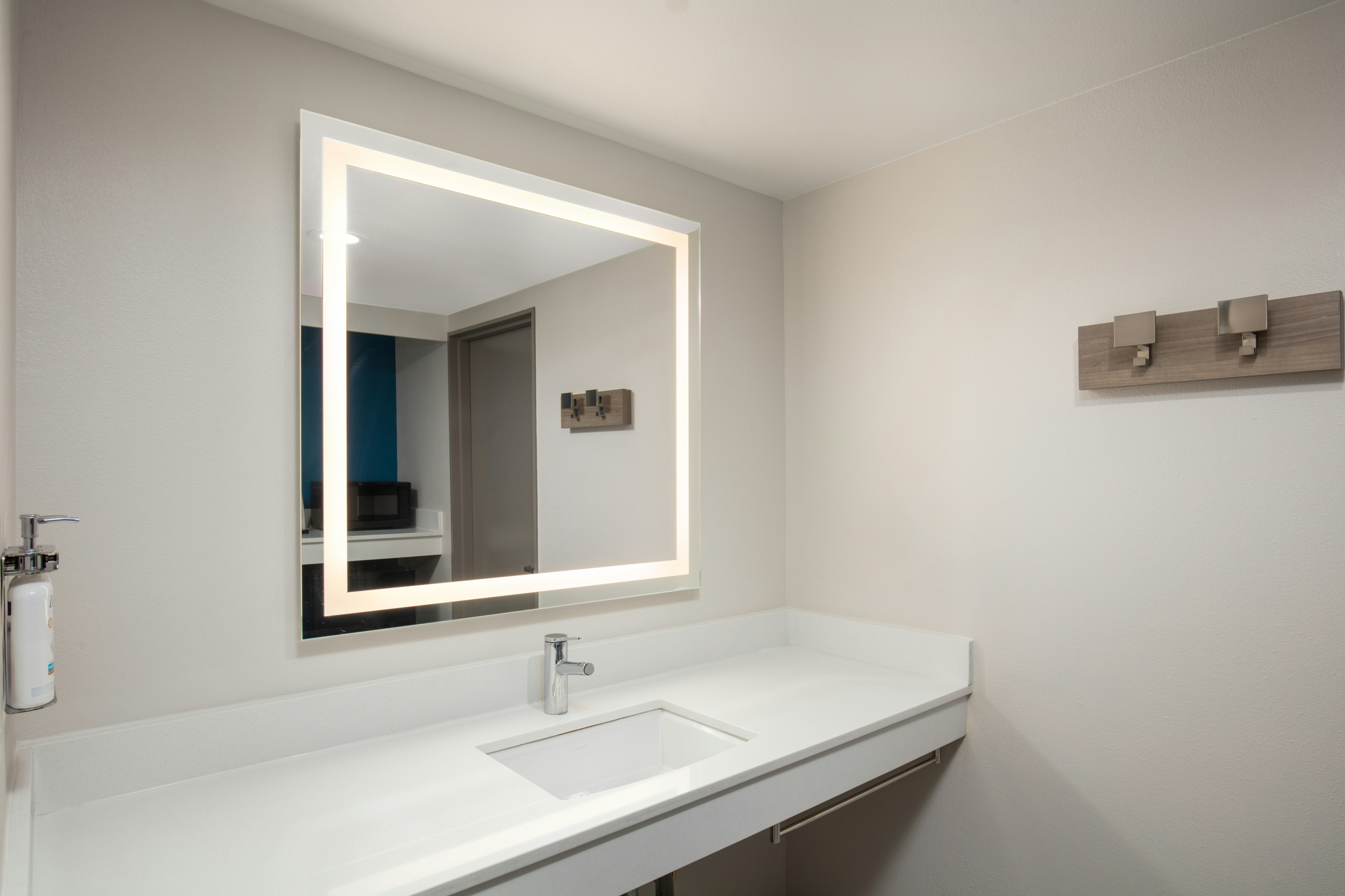 Holiday Inn Express Hotel Suites Ventura Harbor 68/69