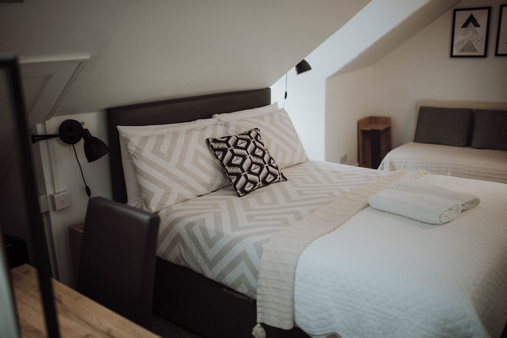 16 PILRIG GUEST HOUSE 38/60