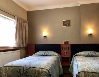 Adjoining, Family Suite, Twin Beds, Shared Bathroom