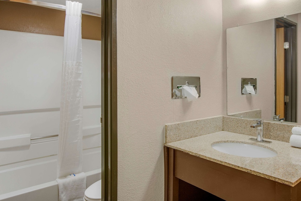 Rodeway Inn & Suites Grand Rapids Southeast 37/39