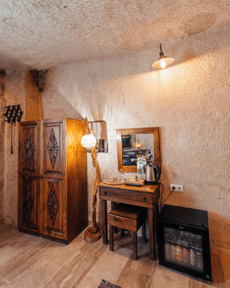 Bayar Cave Suite 10/60