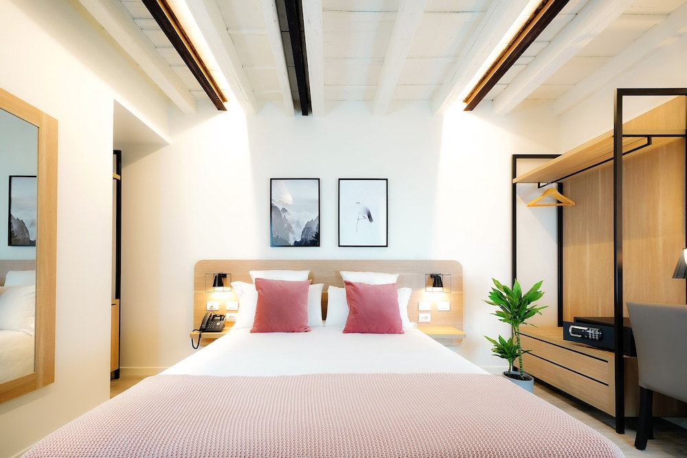 Bergamo Inn 15 18/45